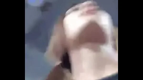 Latina fitness se corre en baño de gym