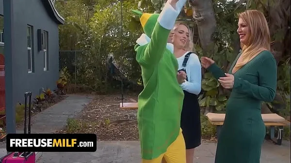 Merry FreeUse Christmas! Milf Stepmom Teaches Horny Stepson And Shy Stepdaughter How To Fuck
