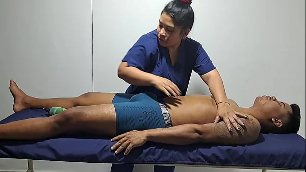 Un masaje relajante para este sexy chico, me pone tan cachonda pt2 me pone tan cachonda verlo semidesnudo