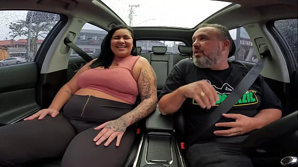 Alessandra Lopes com sua bunda imensa faz sua estreia nas ruas da cidade dando aquela mamada