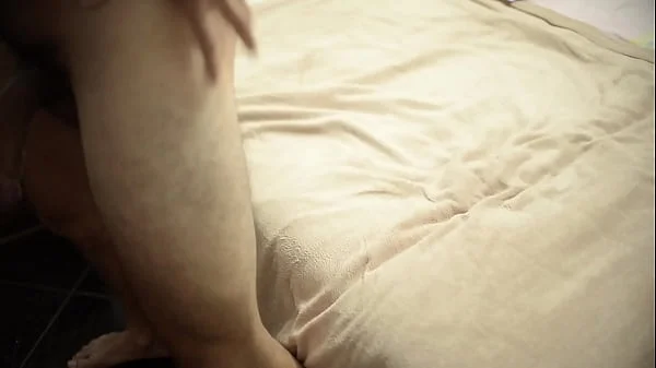 Hermanastra con vestido y gran trasero me hace venir dos veces en la habitación de mi madrastra. Video real casero