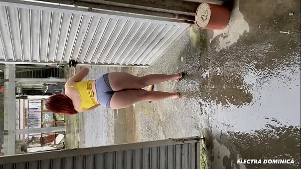 Contratei essa empregada para ajudar na obra, ela é muito safada, deixa todo mundo babando de tesão, essa bunda é incrível pessoalmente