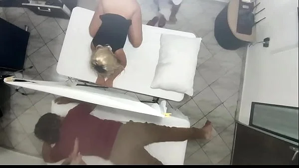 Masajes en Pareja Quedo Grabado Como La Esposa es Follada al Lado de su Marido