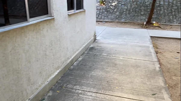 Un desconocido me persigue hasta mi casa y lo dejo tener sexo conmigo