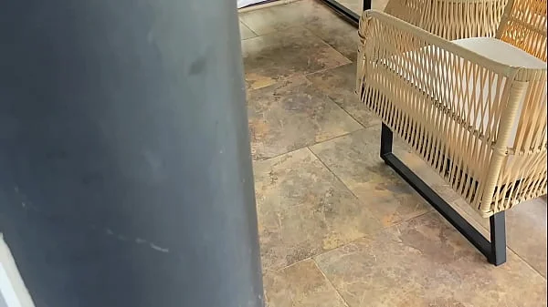 Espio a mi madrastra y la veo como se chorrea en el sofa