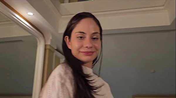 I meet an old friend at a hotel and she invites me to her room.