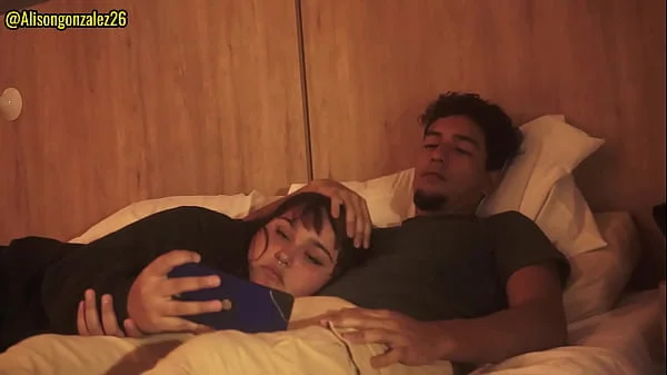 Mirando una pelicula con mi hermanastro y sin querer me trague su pene(Casi nos descubren) ALISONGONZALEZ26 X FANTASIAHARDCORESEX