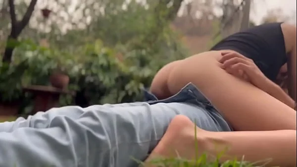 ACEPTO SALIR DE PICNIC CON EL VIEJO PERVERTIDO DE TINDER Y TERMINO CHUPANDO SU VERGA AL AIRE LIBRE