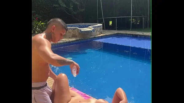 Ligando con una colombiana tetona súper caliente al aire libre en la piscina