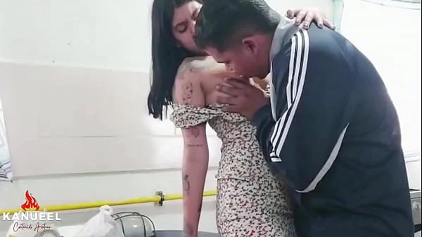 PETITE TATUADA LATINA CABALGA LA VERGA DEL TENDERO HASTA SACARLE TODA LA LECHE