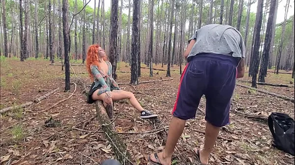 Ruiva gostosa fazendo exibicionismo na trilha que acaba em sexo ao ar livre ** Completo no RED