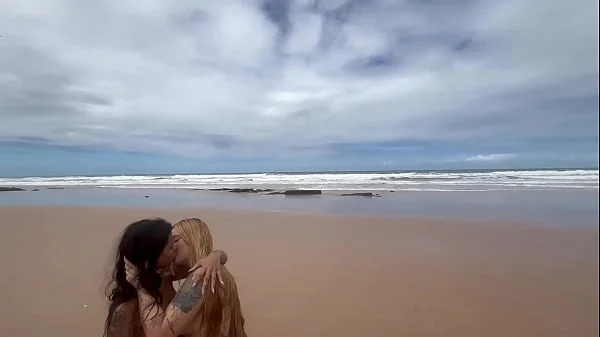 Fui na praia de nudismo tomar banho de mar e acabei tomando banho de porra