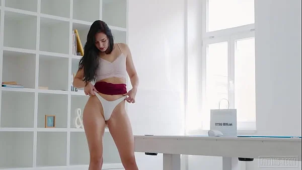 FITTING-ROOM - La dea Leanne Lace si masturba indossando delle mutandine molto piccole