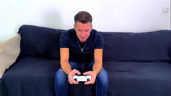 Didi uses her ass to distract her boyfriend!