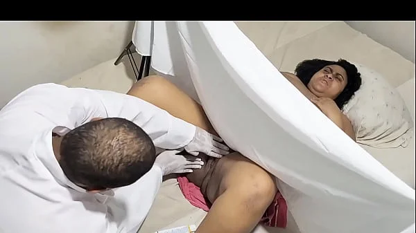 Médico Ginecologista clandestino atende sua paciente gordinha e fode sua buceta sem ela saber