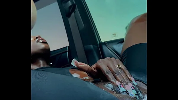 Negra eyaculando en su auto (queen tahshaar)