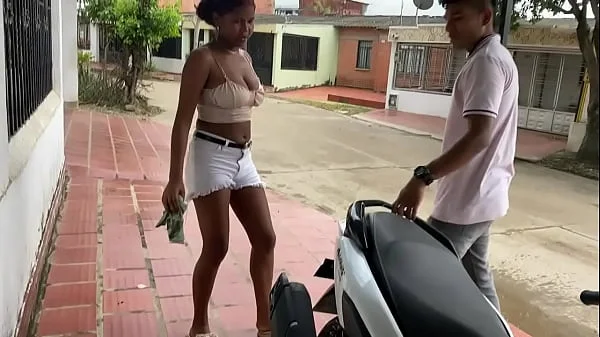 me exito al ver a mi vecina lavar su moto asi que la convido a follar y me corro dentro de su pussy