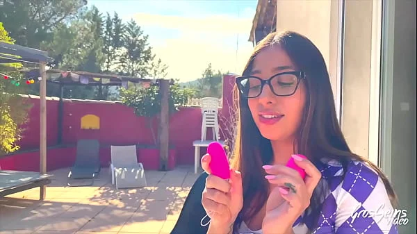 Olé, une brune aux gros seins très charmante