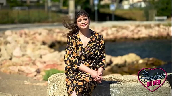 Aurora, une milf anglaise qui veut sucer deux mecs
