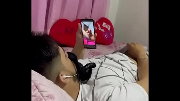 Me pilló masturbándome y me dio vagina como castigo
