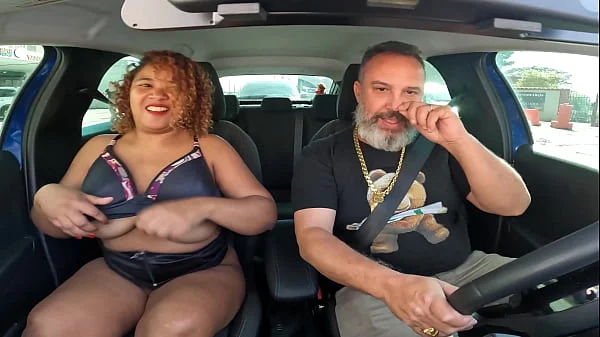 Emily Leoa deu aquela sentada com seu rabo gigante