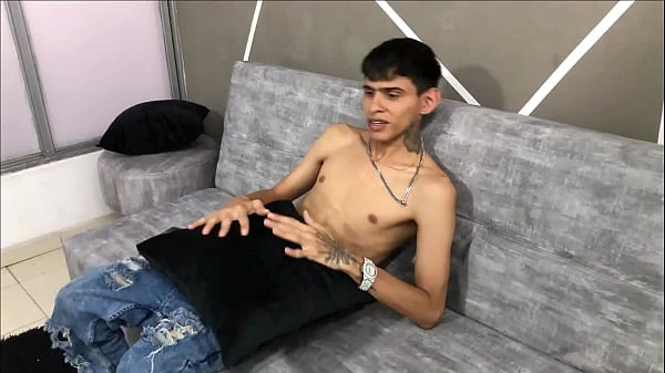 Le hago la mejor mamada de su vida a mi hermanastro mayor le queda gustando - porno en español