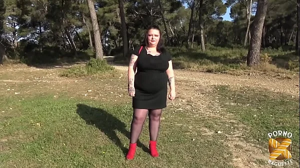 Jade, coquine aux gros seins, est fan de sodomie