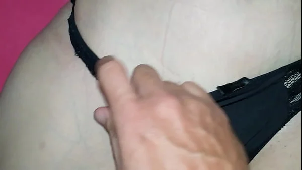 Depois da festa, tirei sua roupa, fodi sua buceta molhada, ela gozou no meu pau e enchi ela de porra. Fiz o creampie e não parei de foder.