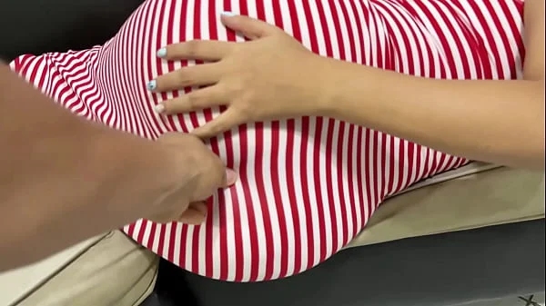 Encontré a mi hermosa Madrastra descansando en un vestido ajustado. Su enorme culo se ve muy provocativo. no pude resistir