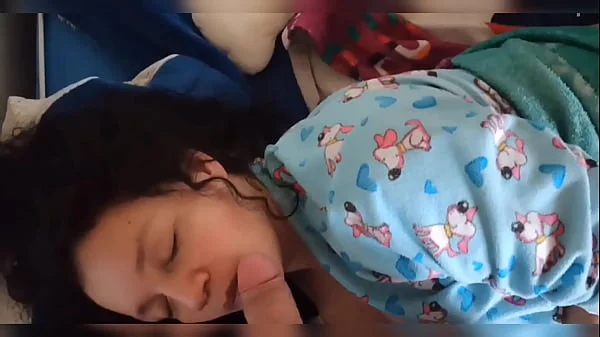 Madrastra Milf es despertada en la mañana por la verga de su hijastro que quiere que se la chupe