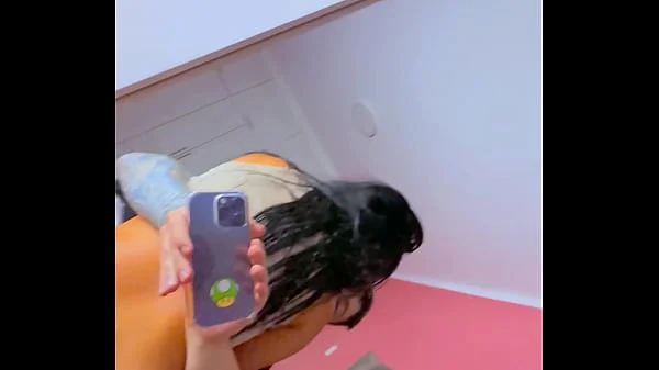 Joven pareja se deja grabar follando duro frente al espejo