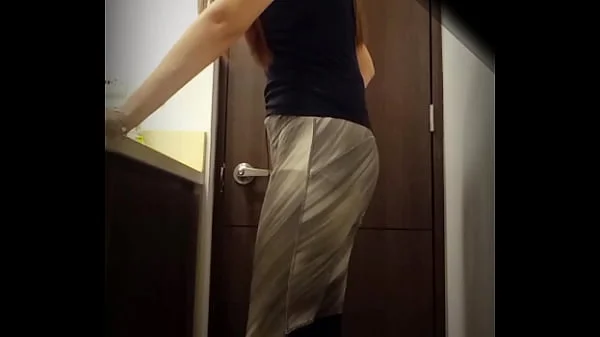 Espiando a Milet la amiga  de mi novia en el baño