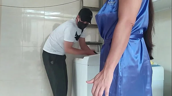 Casada provocando o técnico que foi arrumar a máquina de lavar roupas, a safada abriu o roupão na frente dele (Completo no RED e no Sheer)