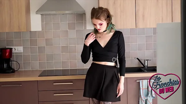 Trixy, jeune coquine, se fait prendre en double