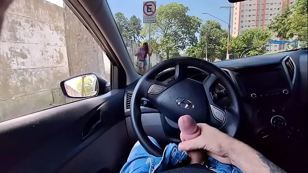 Bati punheta pra gostosinha que estava no ponto de ônibus que acabou sedento!