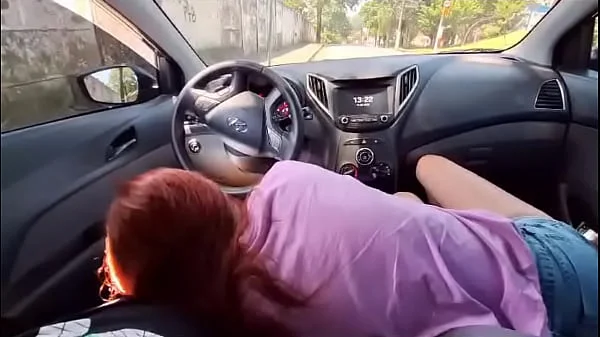Tirei pau pra fora e me masturbei olhando para ruivinha que estava no ponto de onibus!