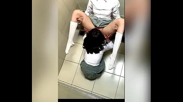 Dos Alumnas Lesbianas Mexicanas Tocándose en el Baño de la Escuela y Haciendo Sexo Oral! Dos ESTUDIANTES LESBIANAS MEXICANAS Calientes en el Baño de Mujeres se TOCAN Hasta TERMINAR!