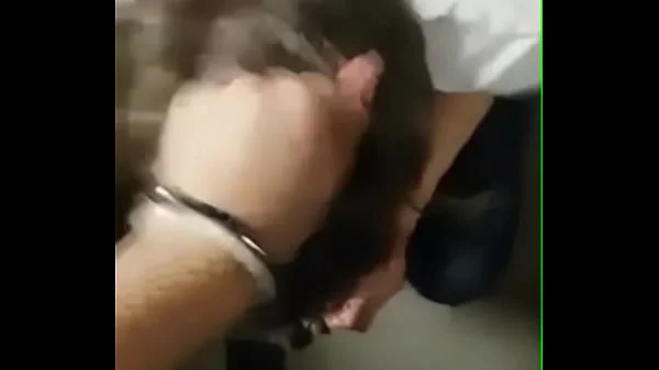 مستريس عربيه تقوم بذل كلبها وخادمها وتشتمه وتسبه في مكان عام الجزء التاني