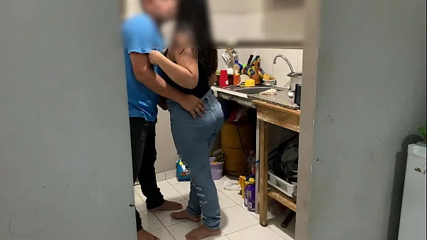 Me culeo a mi amiga en la cocina esta enojada por que el marido la mando a lavar los platos le meto la verga en la vagina y en la boca y el pendejo del marido ve television ni cuenta se da