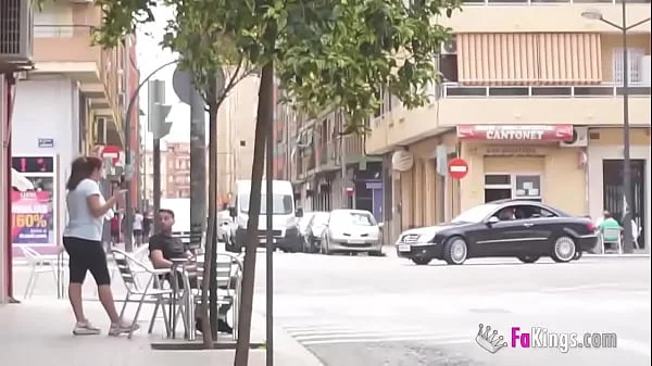 Mia lhe looks for cocks to fuck in the street!