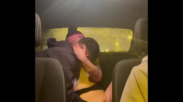 amigos follando en un taxi al regresar de fiesta camara oculta amateur