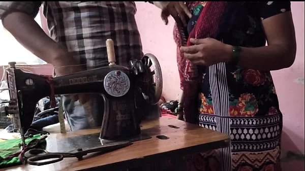 देसी भाभी को सिलाई करते समय अंकल ने चोदा