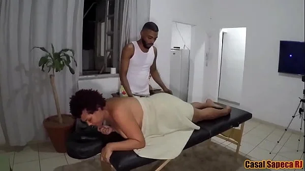 Durante uma massagem relaxante acabei convencendo o massagista a me foder gostoso