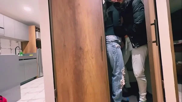 Su mamá no sabe que estoy teniendo sexo en su propio cuarto