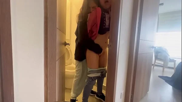 Mi amigo me deja sola en la casa de la tía caliente y Follamos en el Baño