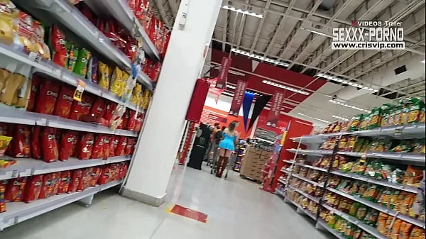 Loira gostosa sem calcinha no supermercado