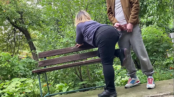 Cum on big ass MILF in jeans in the park