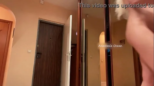 Drop the towel at the deliverer, met the delivery undressed, compilation